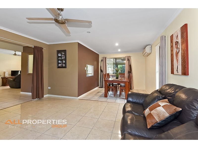 69 SOLANDRA CIRCUIT, Regents Park QLD 4118