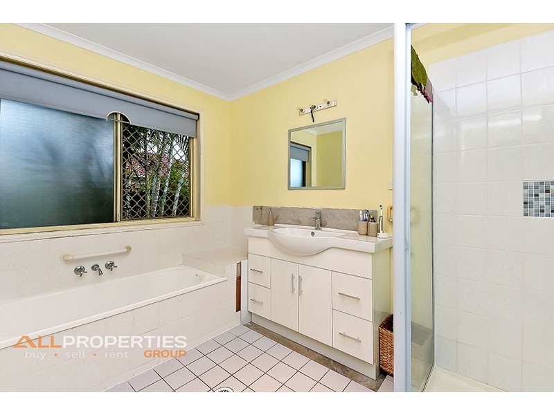 69 SOLANDRA CIRCUIT, Regents Park QLD 4118