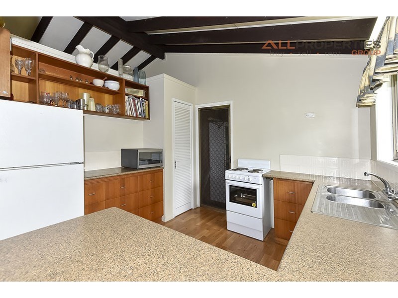 2 Cosway St, Hillcrest QLD 4118