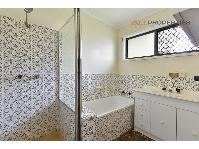 2 Cosway St, Hillcrest QLD 4118