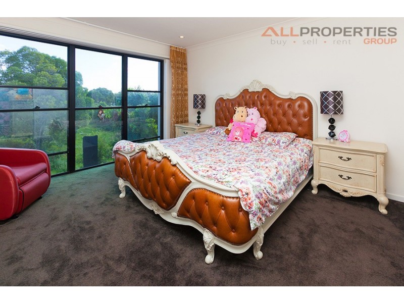 124 North Hill Drive, Robina QLD 4226