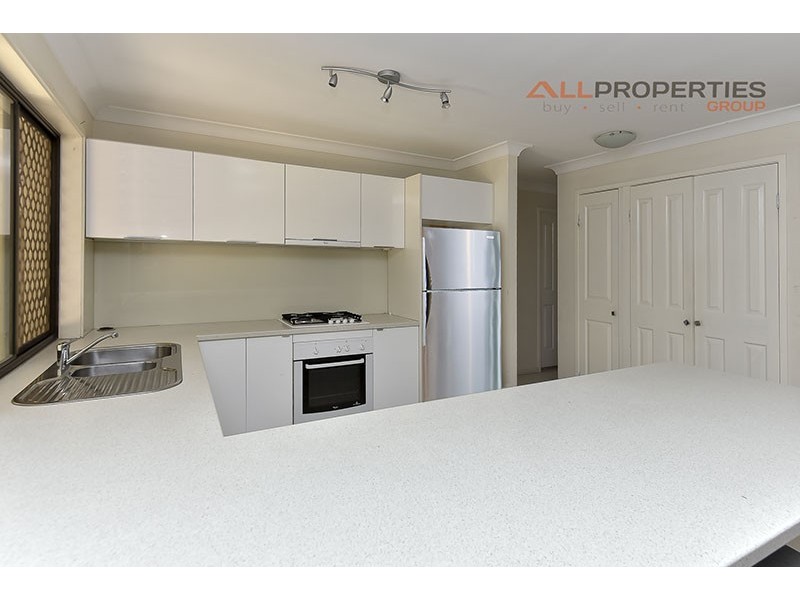 4 Orlando Cres, Springwood QLD 4127