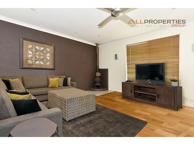 4 Orlando Cres, Springwood QLD 4127