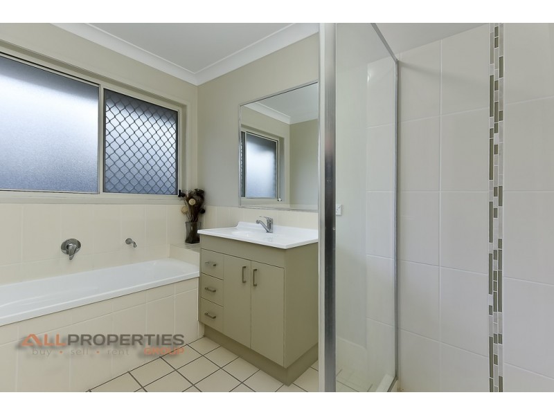 12 Linfield Street, Hillcrest QLD 4118
