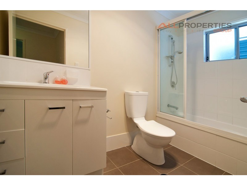 2/1 Emerald Drive, Regents Park QLD 4118