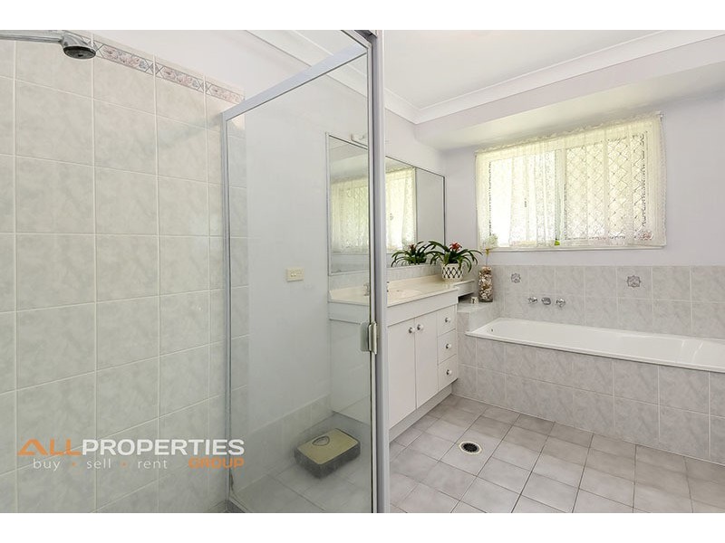 10 SOLANDRA CIRCUIT, Regents Park QLD 4118