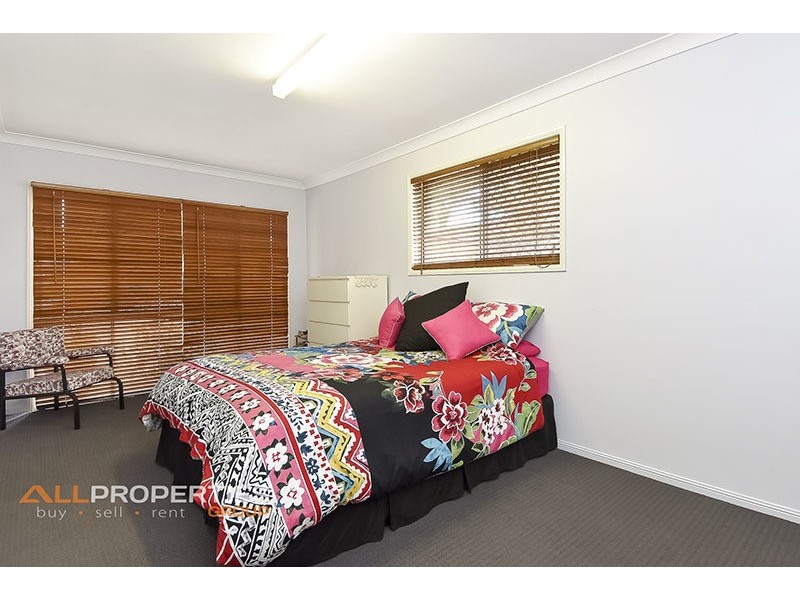 10 SOLANDRA CIRCUIT, Regents Park QLD 4118