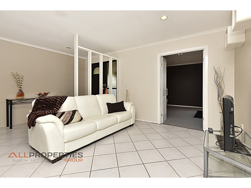 64 Radiata St, Hillcrest QLD 4118