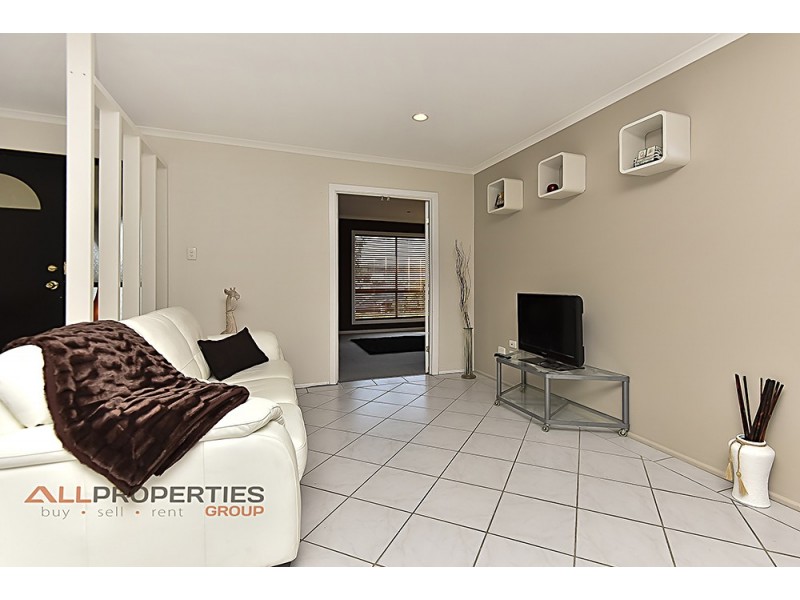 64 Radiata St, Hillcrest QLD 4118