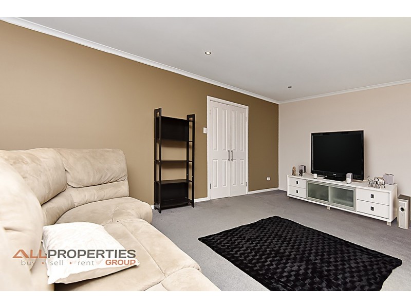 64 Radiata St, Hillcrest QLD 4118