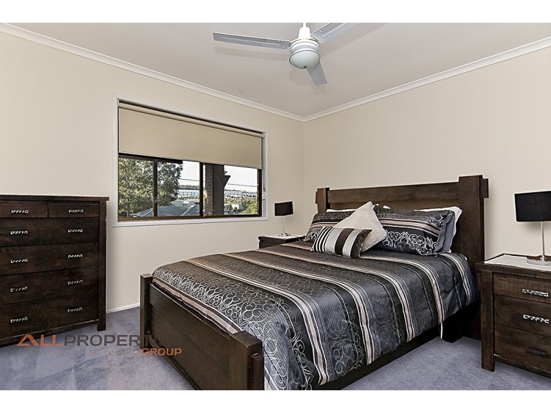 64 Radiata St, Hillcrest QLD 4118