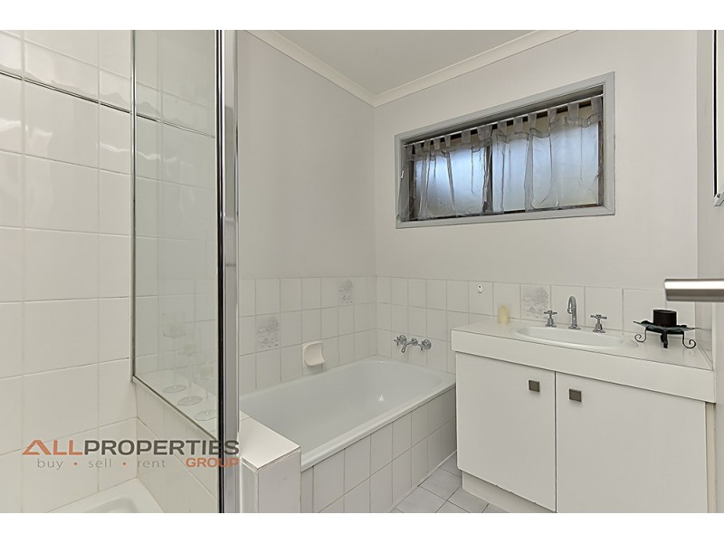 64 Radiata St, Hillcrest QLD 4118