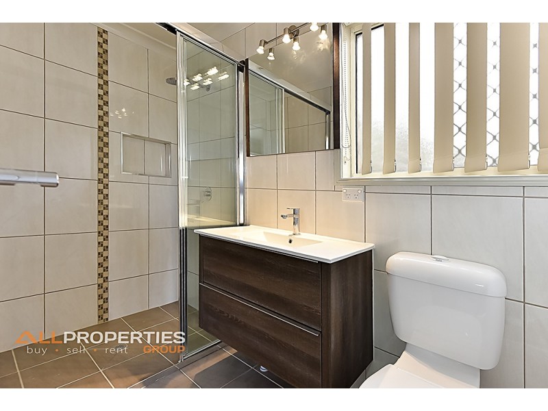 1 Regal Drive, Regents Park QLD 4118