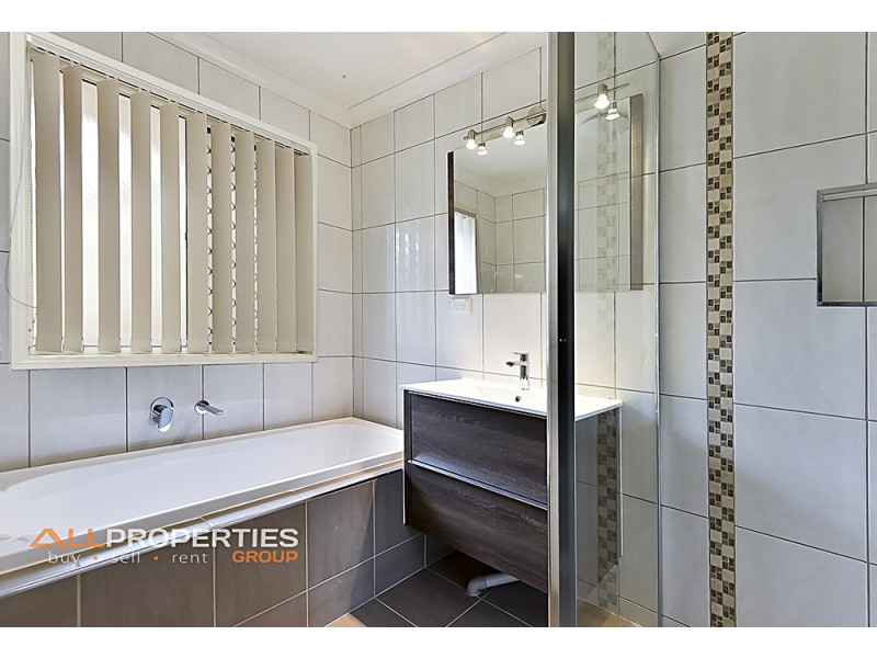 1 Regal Drive, Regents Park QLD 4118