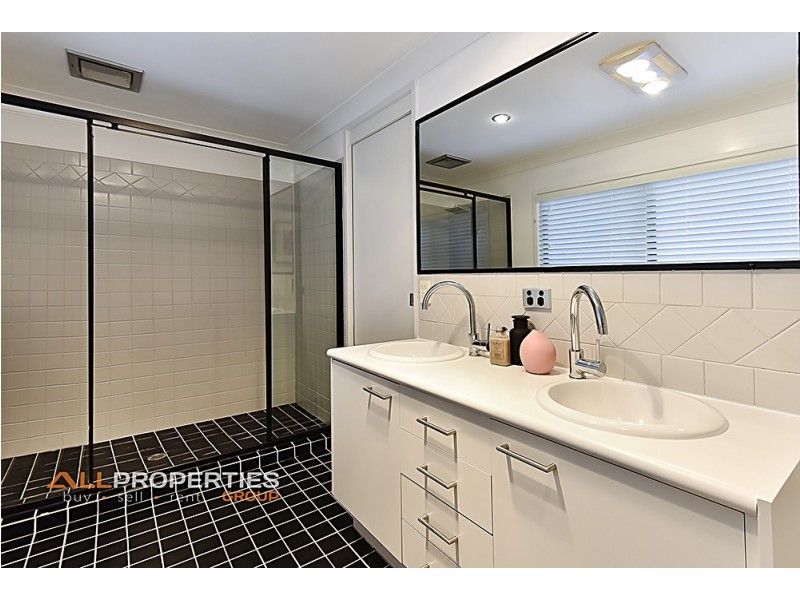 7 Summerhill Place, Forest Lake QLD 4078