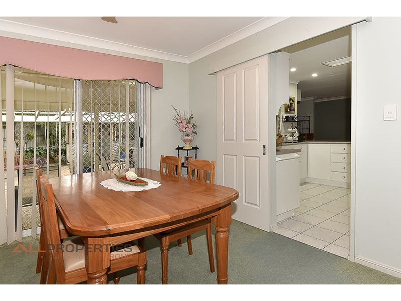 8 Avondale Cres, Parkinson QLD 4115