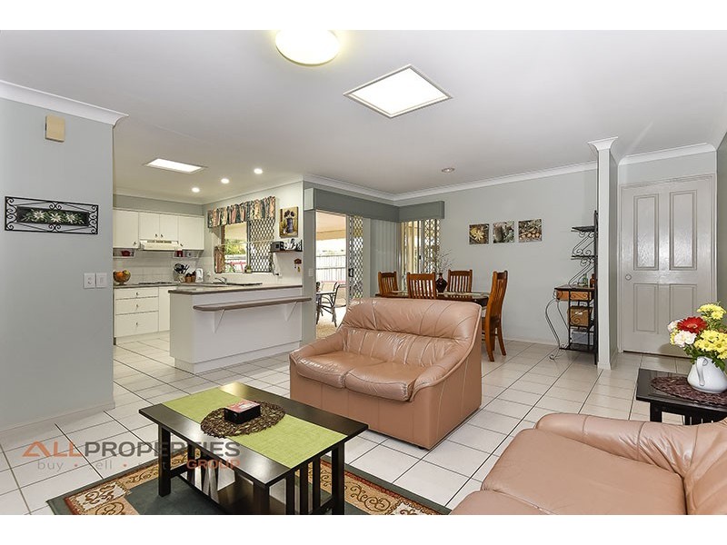 8 Avondale Cres, Parkinson QLD 4115