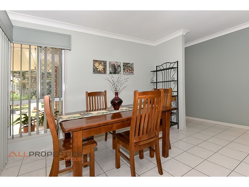 8 Avondale Cres, Parkinson QLD 4115