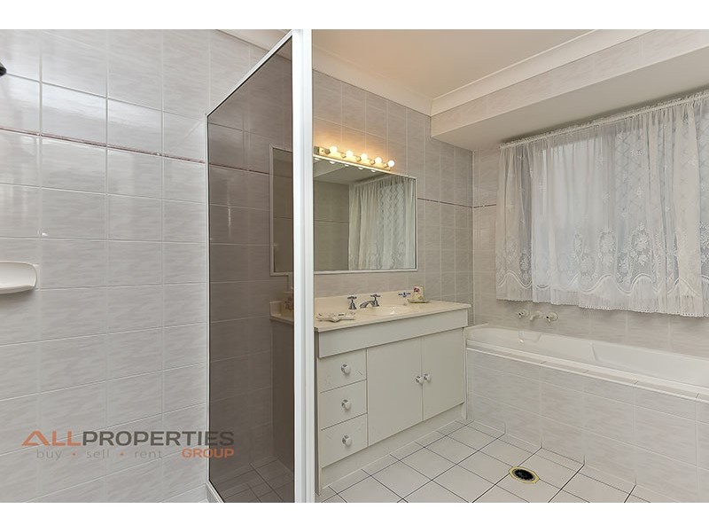 8 Avondale Cres, Parkinson QLD 4115