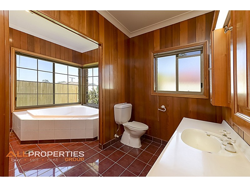 4 Olivia Court, Regents Park QLD 4118