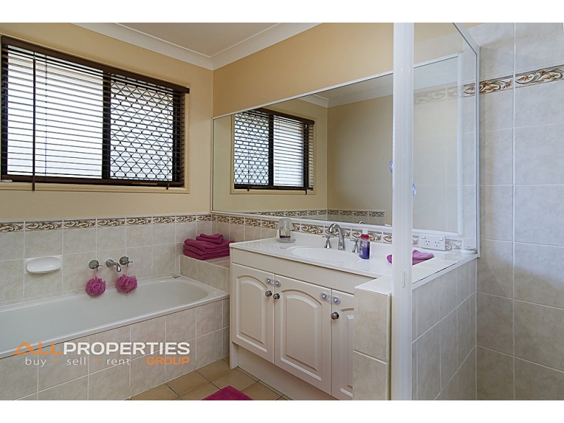 13 Swanbrook Place, Parkinson QLD 4115