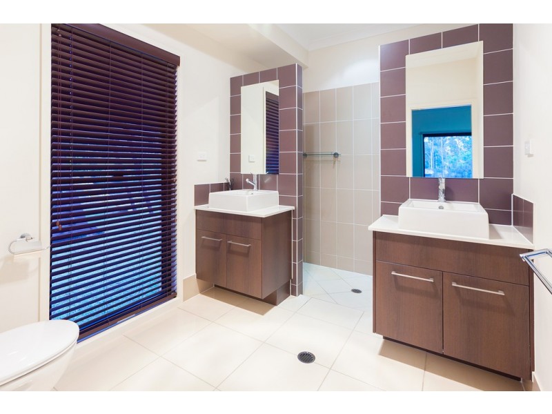 16 Bluewing Ct, Greenbank QLD 4124