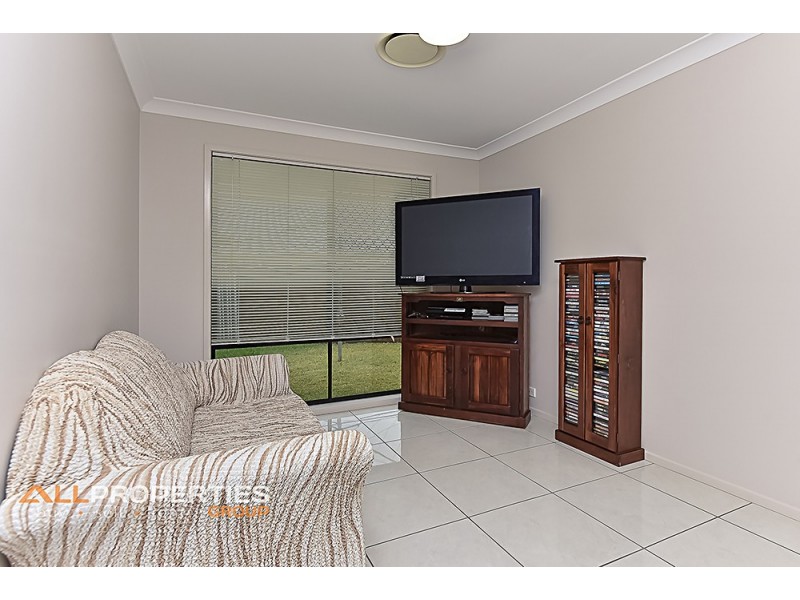 18 Oak Street, Heathwood QLD 4110