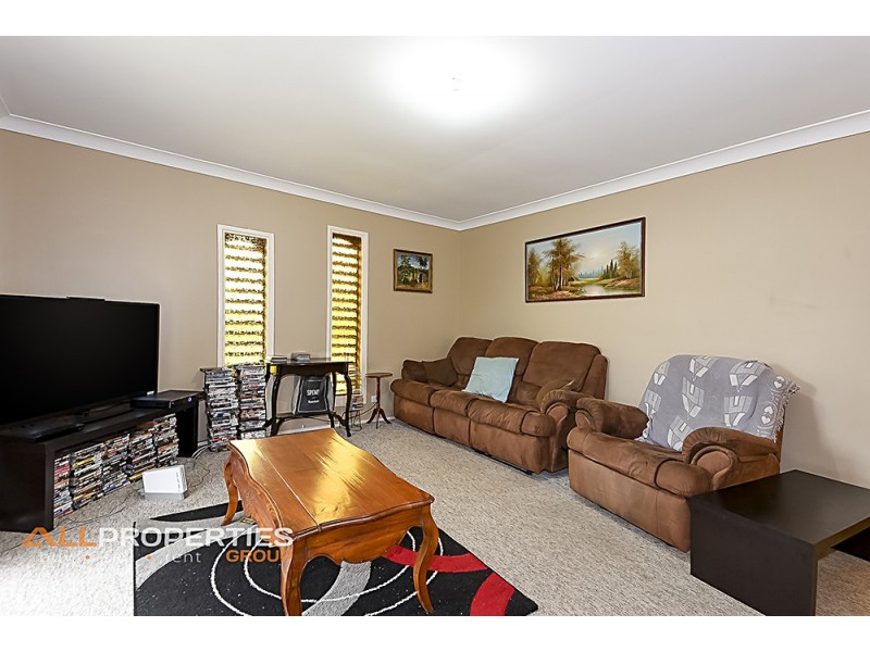 96 Peverell St, Hillcrest QLD 4118