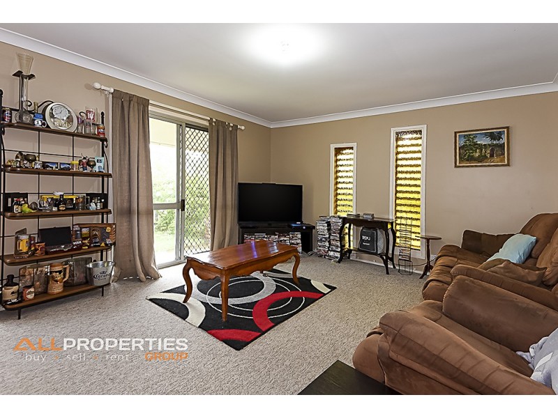 96 Peverell St, Hillcrest QLD 4118