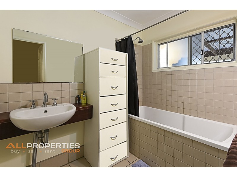 96 Peverell St, Hillcrest QLD 4118