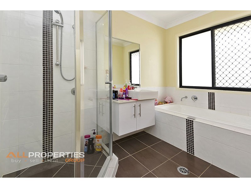 70 Outlook Dr, Waterford QLD 4133