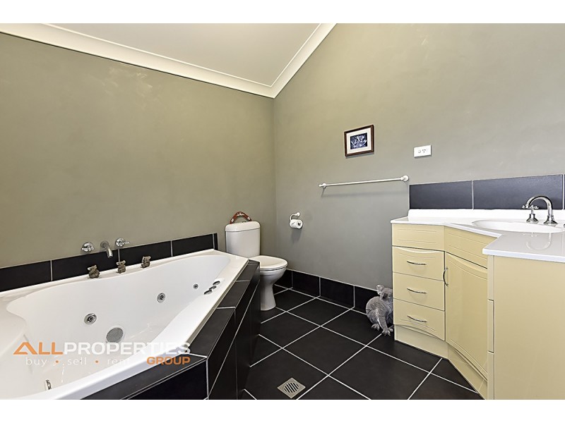 98 Canterbury Dr, Mundoolun QLD 4285