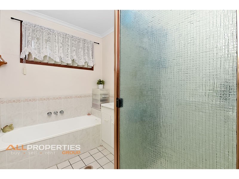 95 Middle Road, Hillcrest QLD 4118