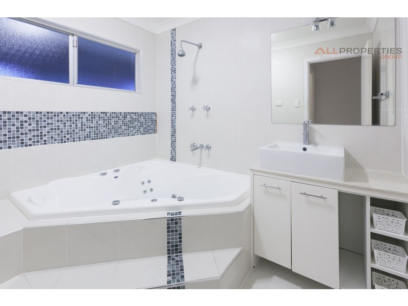 84 Aquarius Dr, Kingston QLD 4114