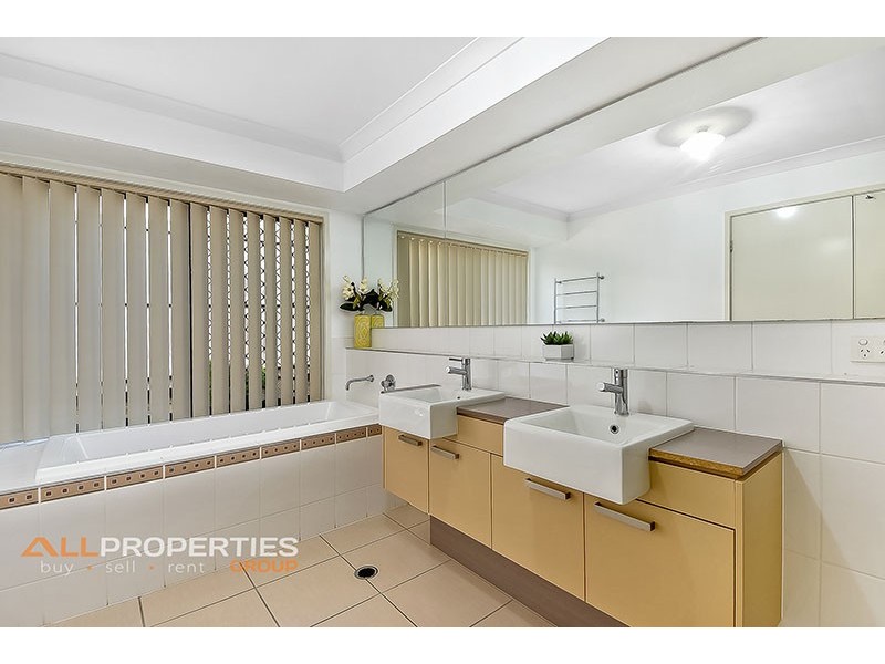 52 Parkwood Drive, Heathwood QLD 4110