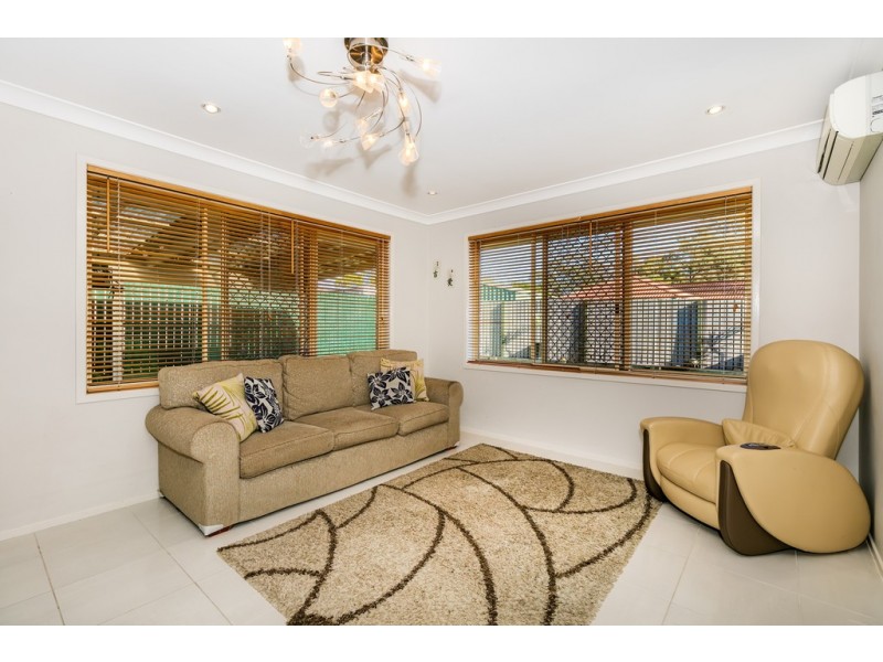 3 TANNADICE CT, Regents Park QLD 4118