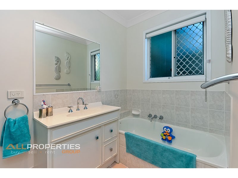 10 FROMELLES CT, Regents Park QLD 4118