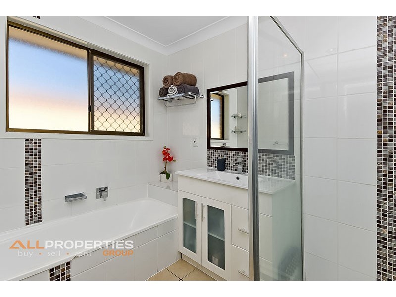 24 REDGUM DRIVE, Regents Park QLD 4118