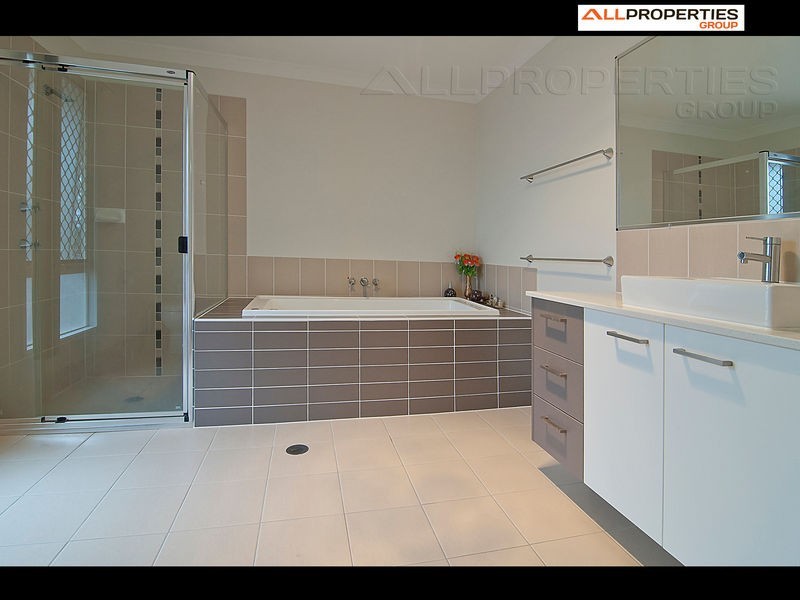 4 Casuarina Circuit, Heathwood QLD 4110