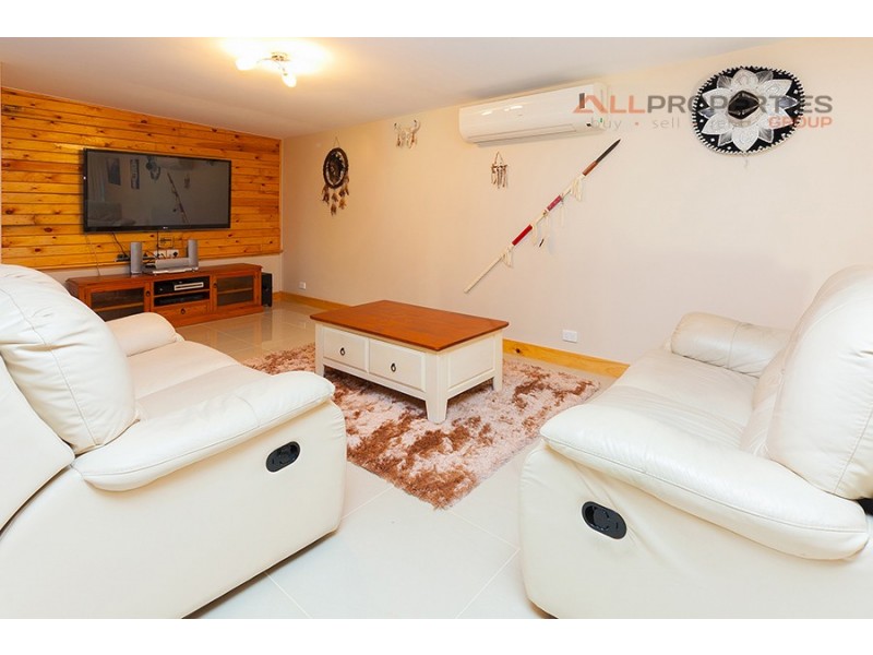 10 Pine Street, Hillcrest QLD 4118