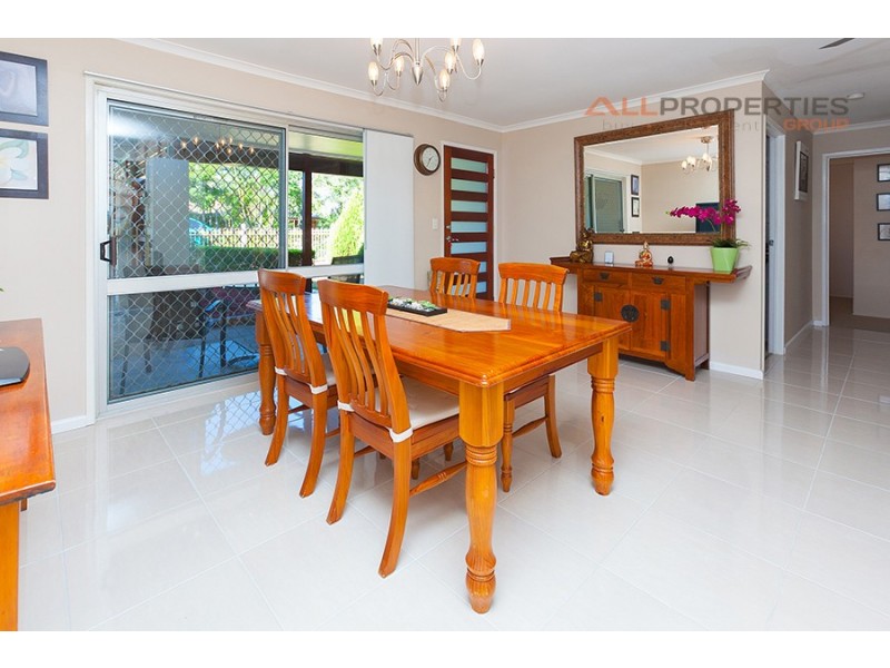 10 Pine Street, Hillcrest QLD 4118