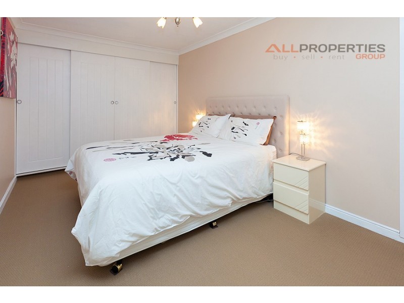 10 Pine Street, Hillcrest QLD 4118