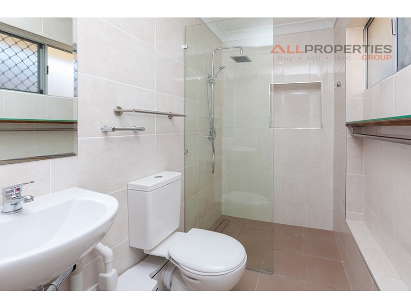 10 Pine Street, Hillcrest QLD 4118