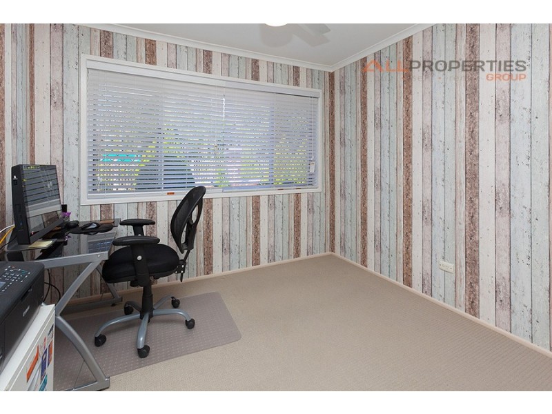 10 Pine Street, Hillcrest QLD 4118