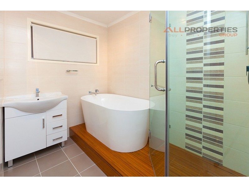 10 Pine Street, Hillcrest QLD 4118