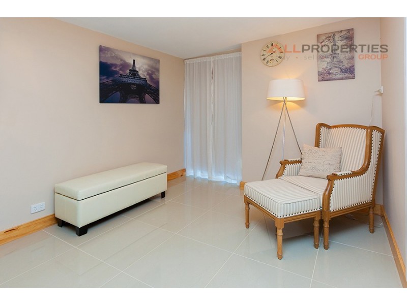 10 Pine Street, Hillcrest QLD 4118