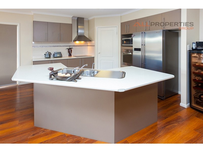7 Roland Street, Parkinson QLD 4115