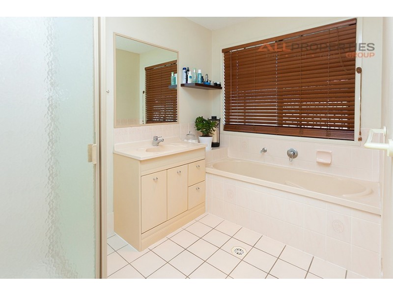 9 Robert South Drive, Crestmead QLD 4132