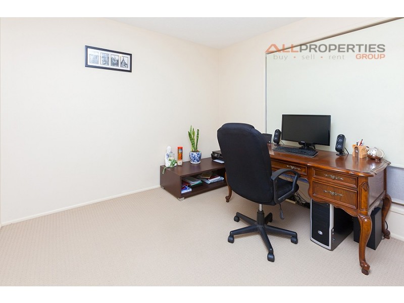 9 Robert South Drive, Crestmead QLD 4132