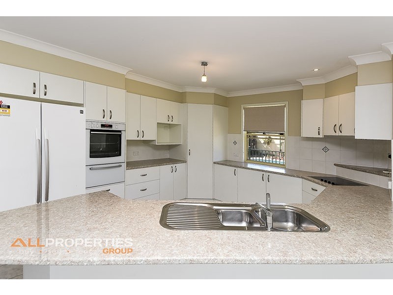 8 Standford Place, Regents Park QLD 4118